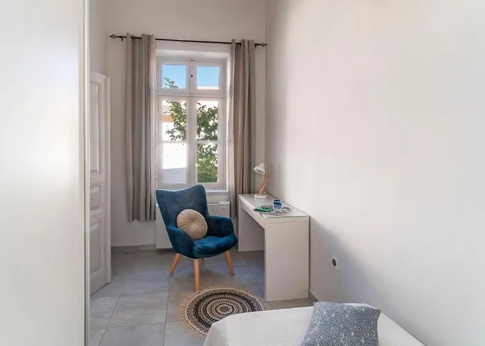 Beautiful Neoclassical House In Rhodes Town فيلة